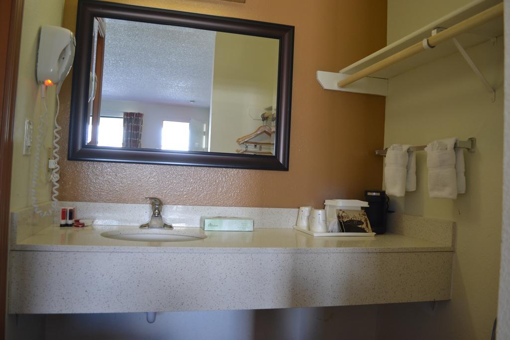 Travelodge By Wyndham Sea-Tac Airport North Тукуила Екстериор снимка